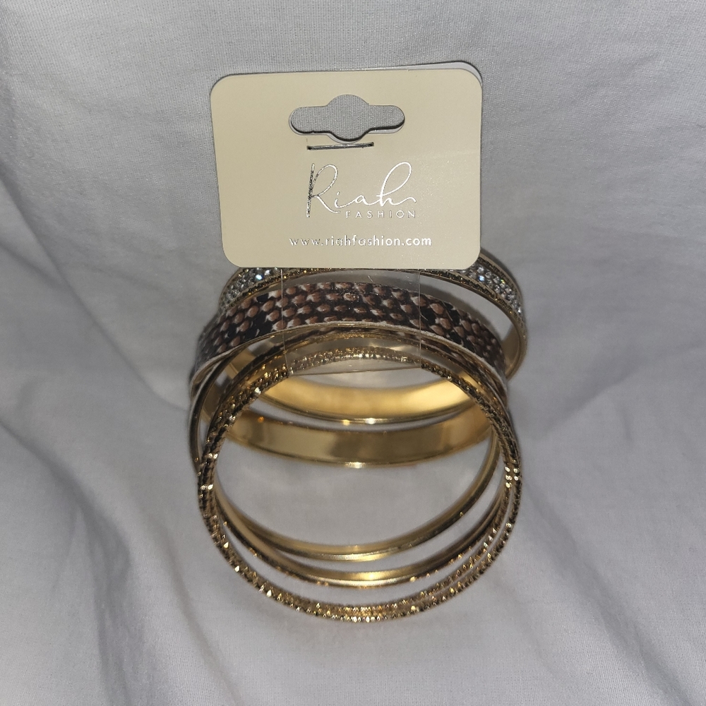 Right fashion bracelets